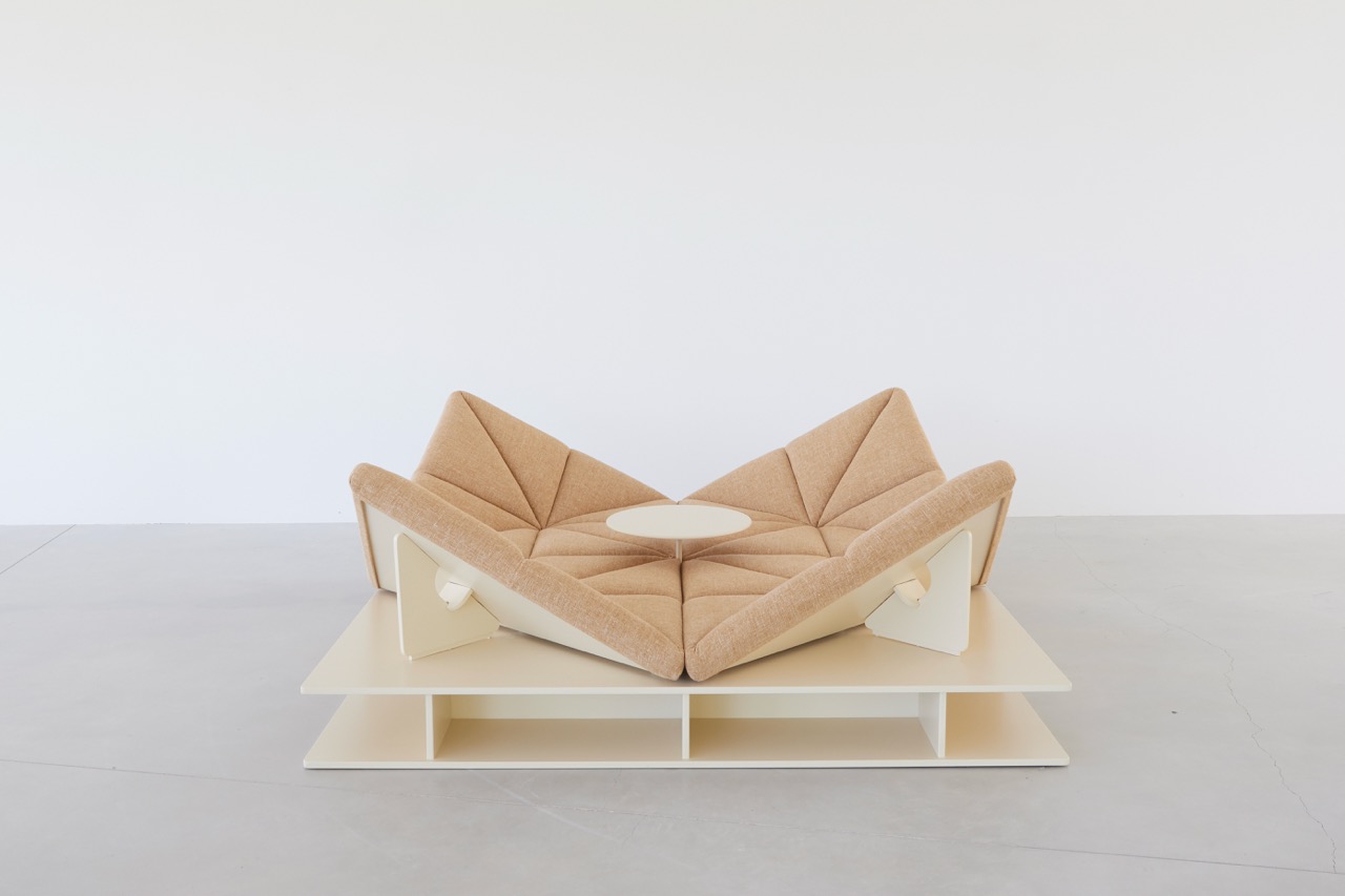 Paulin-Paulin-Paulin-_-Tapis-Siege-with bookshelf podium